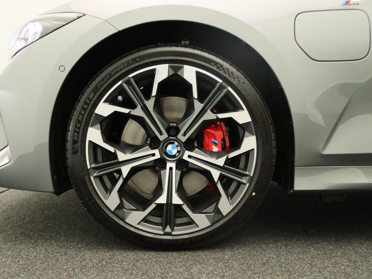 BMW 3-SERIE Touring 330e M Sportpakket Pro | Innovation Pack | Comfort Pack | Trekhaak | Panoramadak | Elektrisch Verstelbare Stoelen | Driving Assistant Professional | Harman Kardon | 19'' | Ekris Selection