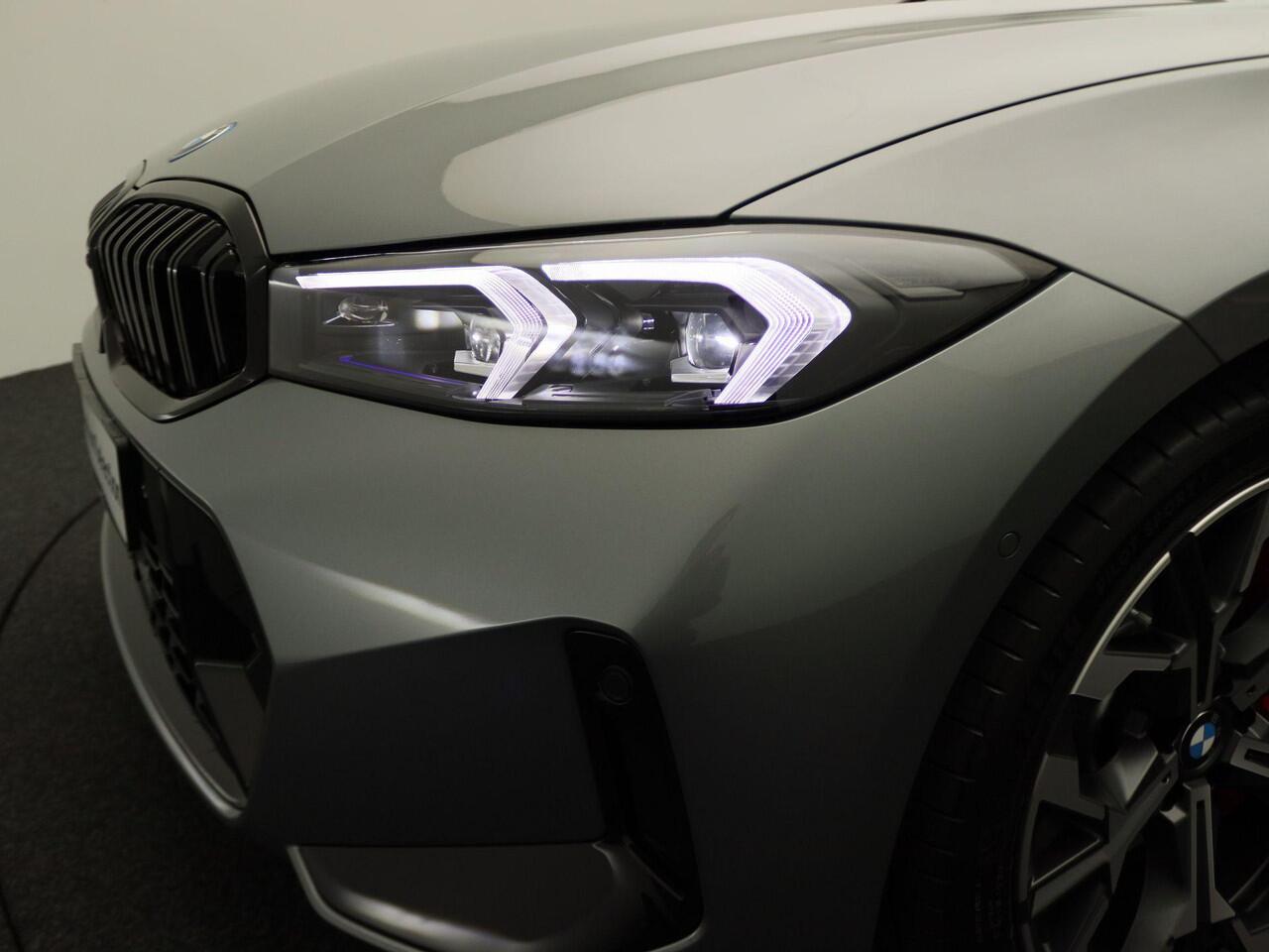 BMW 3-SERIE Touring 330e M Sportpakket Pro | Innovation Pack | Comfort Pack | Trekhaak | Panoramadak | Elektrisch Verstelbare Stoelen | Driving Assistant Professional | Harman Kardon | 19'' | Ekris Selection