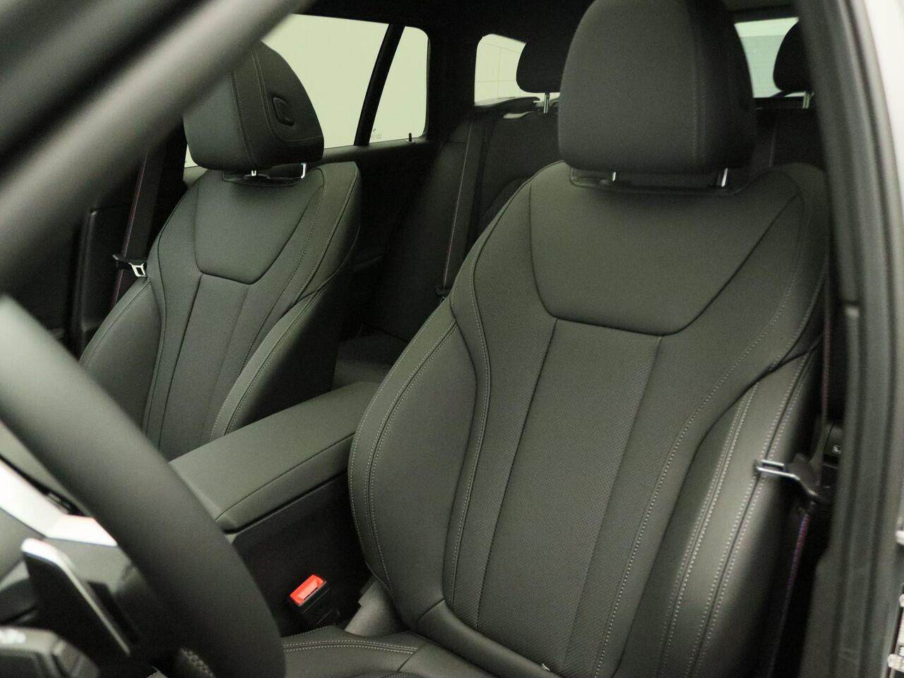 BMW 3-SERIE Touring 330e M Sportpakket Pro | Innovation Pack | Comfort Pack | Trekhaak | Panoramadak | Elektrisch Verstelbare Stoelen | Driving Assistant Professional | Harman Kardon | 19'' | Ekris Selection