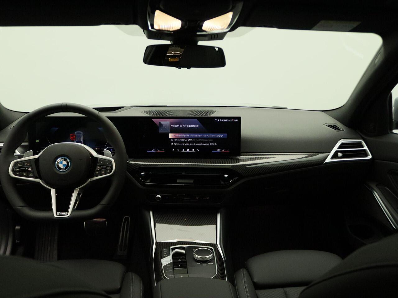 BMW 3-SERIE Touring 330e M Sportpakket Pro | Innovation Pack | Comfort Pack | Trekhaak | Panoramadak | Elektrisch Verstelbare Stoelen | Driving Assistant Professional | Harman Kardon | 19'' | Ekris Selection