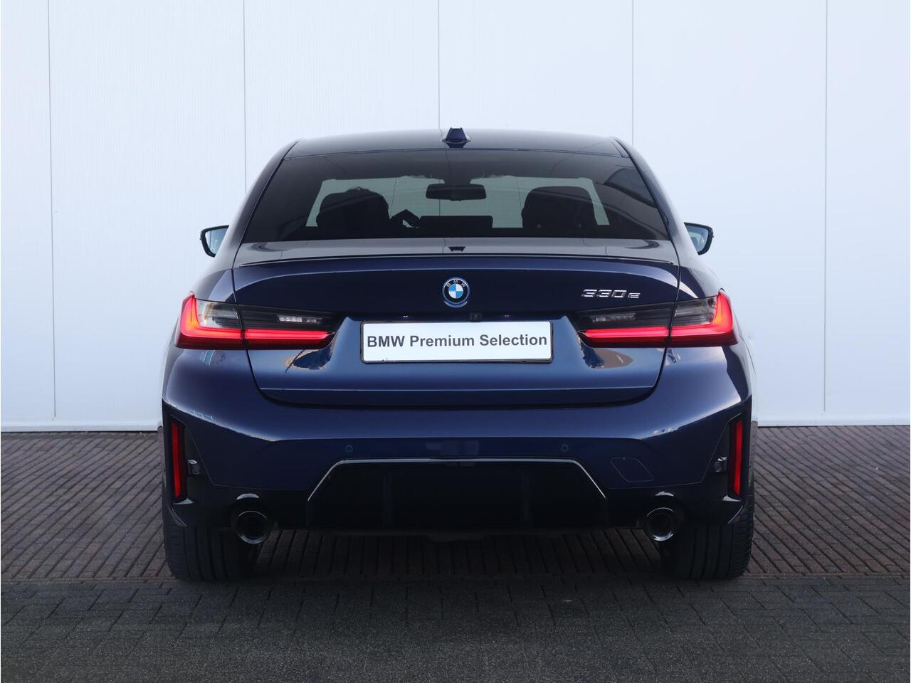 BMW 3-SERIE 330e M Sportpakket Pro/ Verwarmd Stuurwiel/ Comfort Access/ Harman-Kardon/ M Sportstoelen/ Active Cruise Control/ Elektrische Achterklep