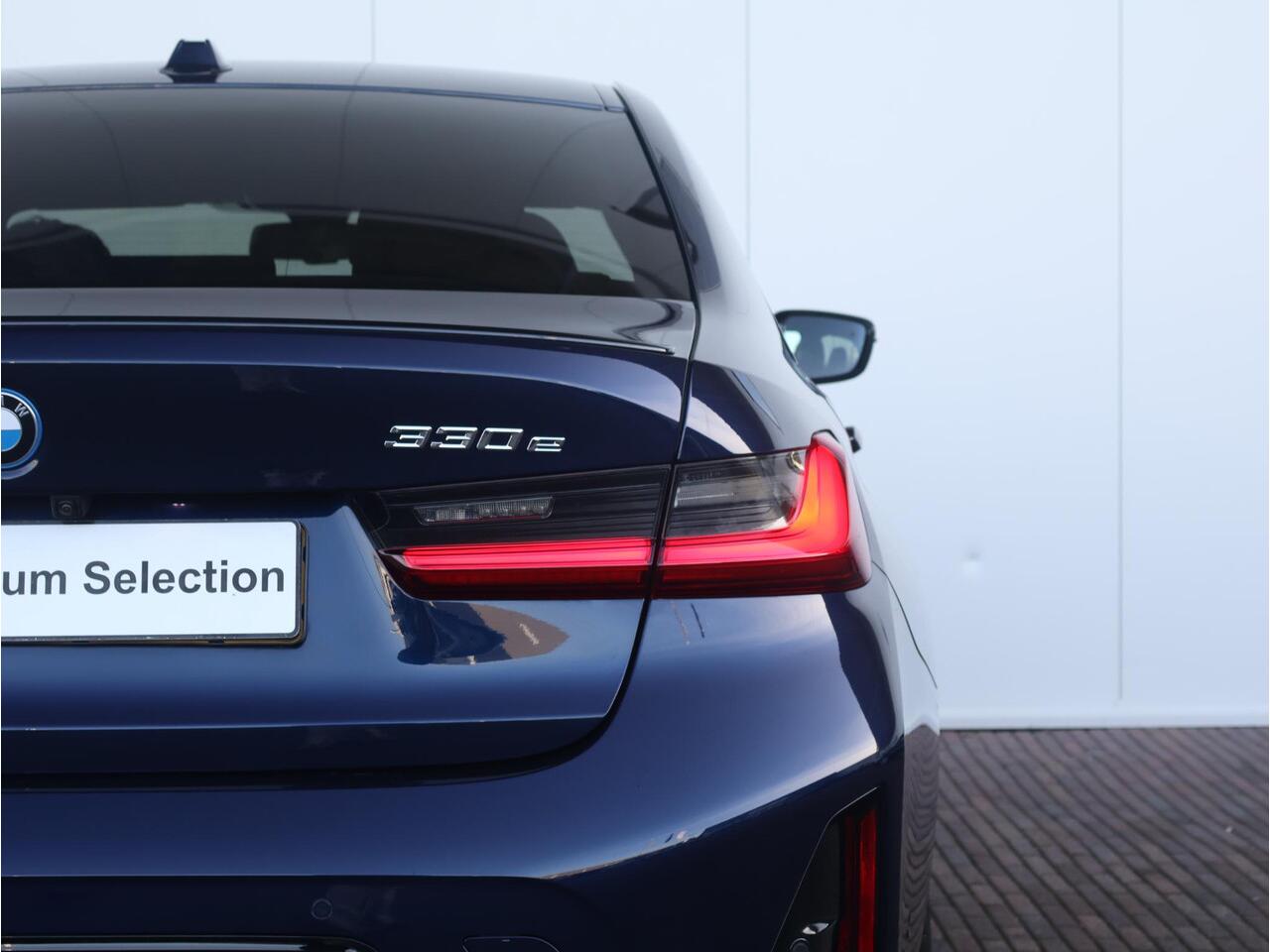 BMW 3-SERIE 330e M Sportpakket Pro/ Verwarmd Stuurwiel/ Comfort Access/ Harman-Kardon/ M Sportstoelen/ Active Cruise Control/ Elektrische Achterklep