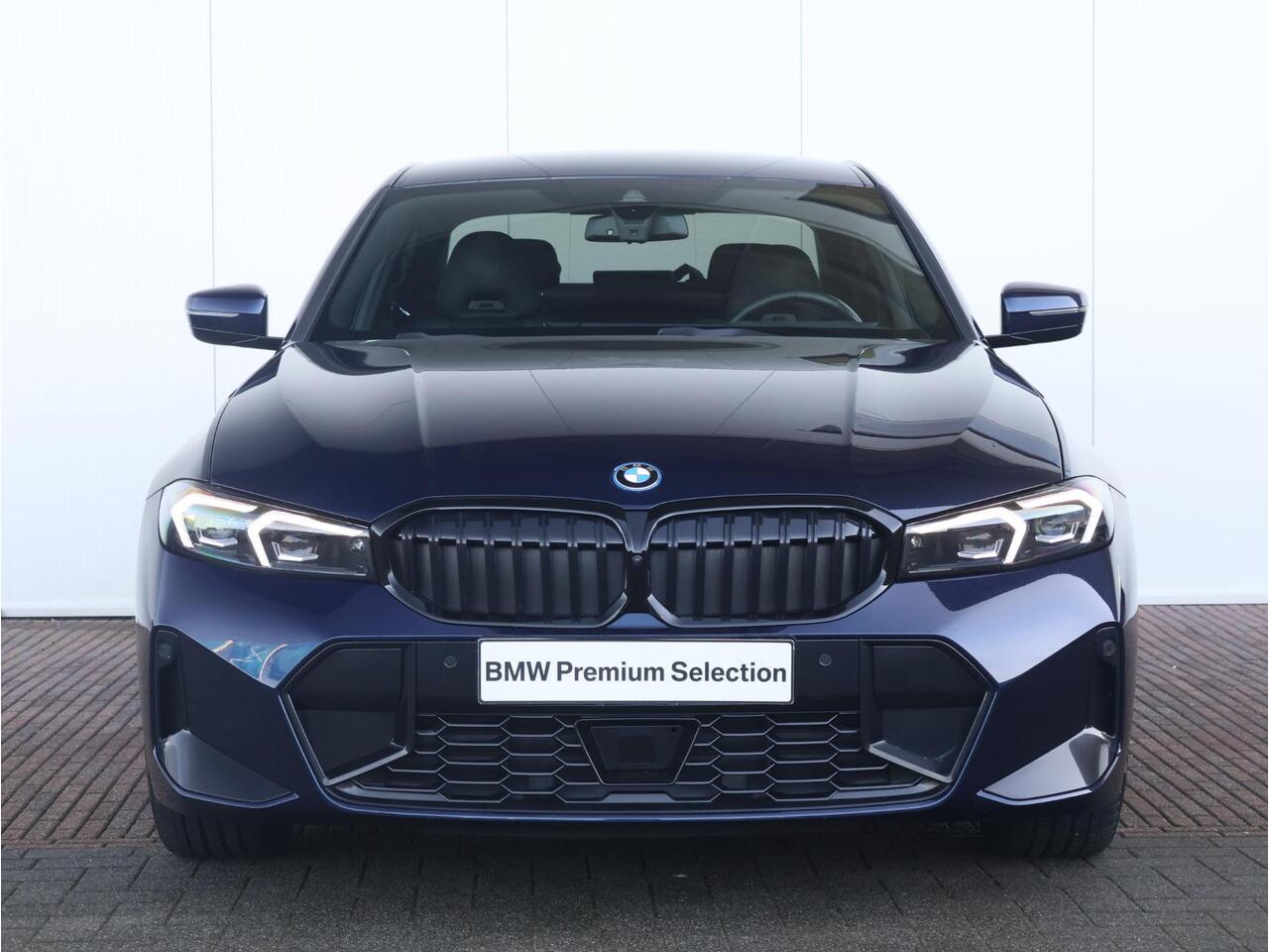 BMW 3-SERIE 330e M Sportpakket Pro/ Verwarmd Stuurwiel/ Comfort Access/ Harman-Kardon/ M Sportstoelen/ Active Cruise Control/ Elektrische Achterklep