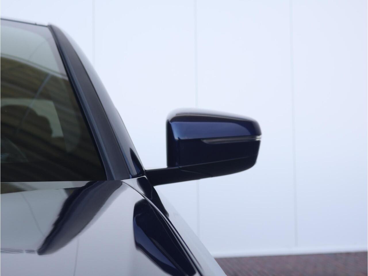 BMW 3-SERIE 330e M Sportpakket Pro/ Verwarmd Stuurwiel/ Comfort Access/ Harman-Kardon/ M Sportstoelen/ Active Cruise Control/ Elektrische Achterklep