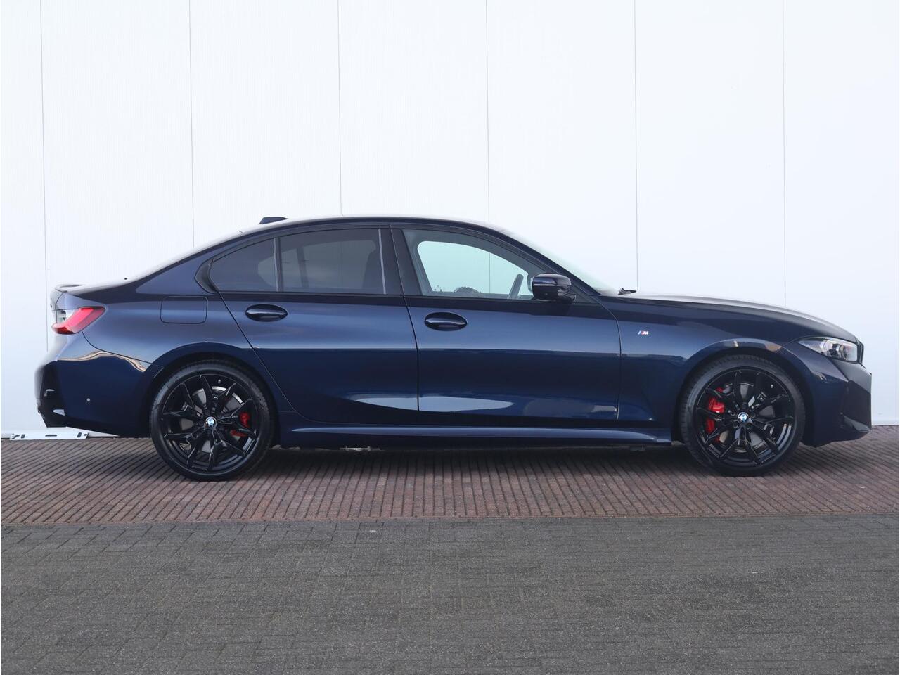 BMW 3-SERIE 330e M Sportpakket Pro/ Verwarmd Stuurwiel/ Comfort Access/ Harman-Kardon/ M Sportstoelen/ Active Cruise Control/ Elektrische Achterklep