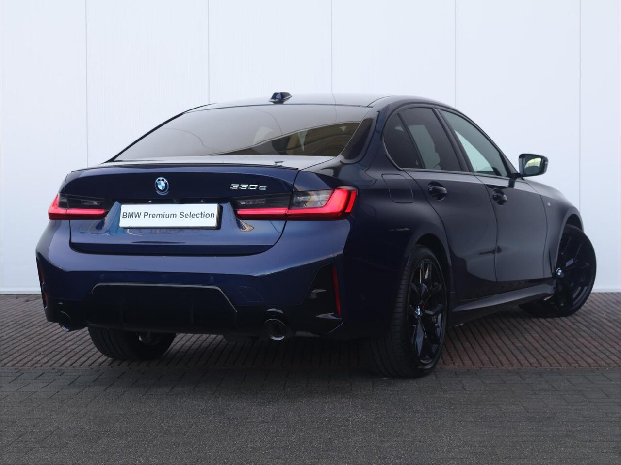 BMW 3-SERIE 330e M Sportpakket Pro/ Verwarmd Stuurwiel/ Comfort Access/ Harman-Kardon/ M Sportstoelen/ Active Cruise Control/ Elektrische Achterklep