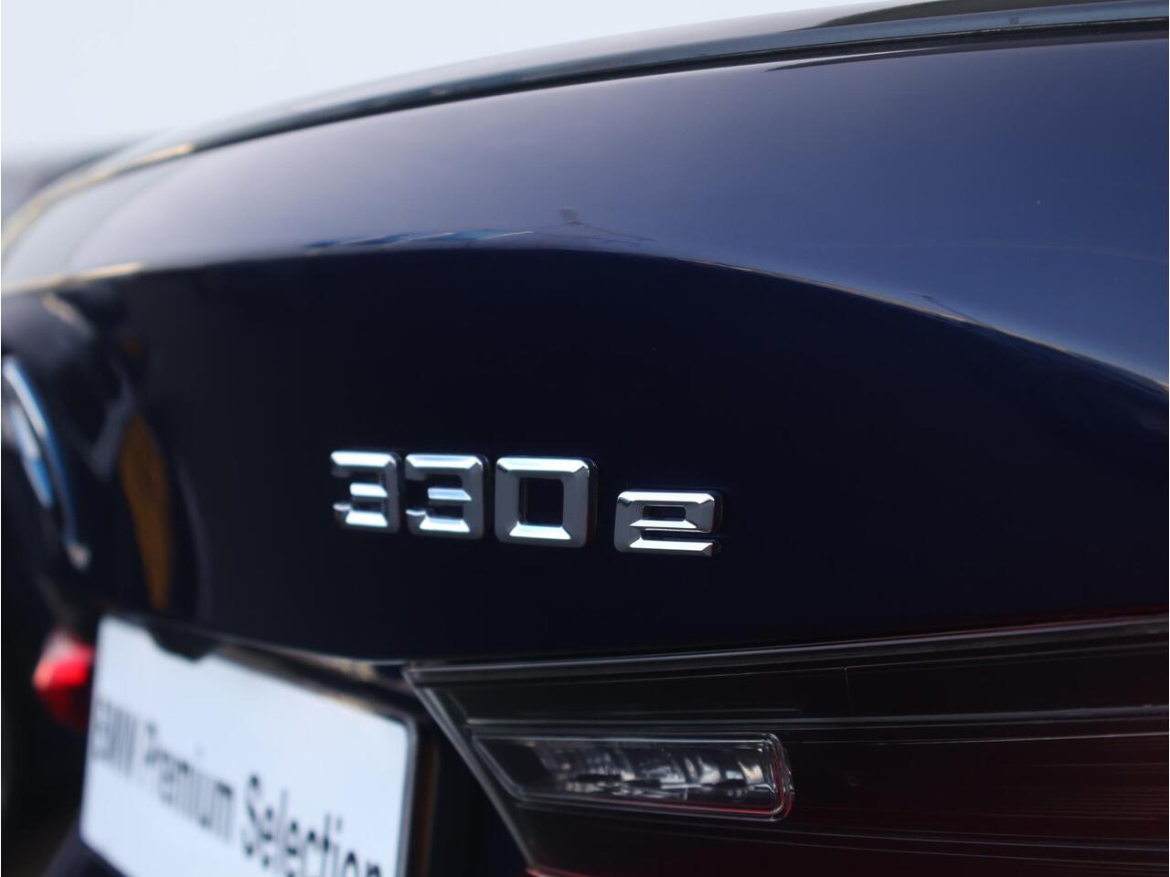 BMW 3-SERIE 330e M Sportpakket Pro/ Verwarmd Stuurwiel/ Comfort Access/ Harman-Kardon/ M Sportstoelen/ Active Cruise Control/ Elektrische Achterklep