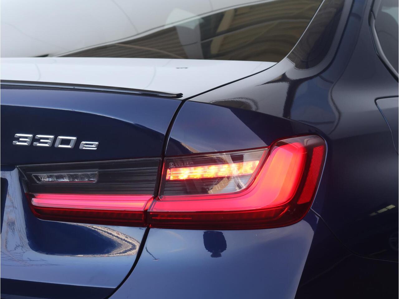 BMW 3-SERIE 330e M Sportpakket Pro/ Verwarmd Stuurwiel/ Comfort Access/ Harman-Kardon/ M Sportstoelen/ Active Cruise Control/ Elektrische Achterklep