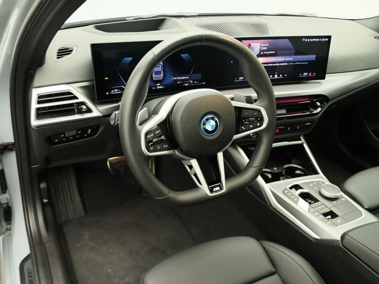 BMW 3-SERIE Sedan 330e M Sportpakket Pro | Innovation Pack | Comfort Pack | Trekhaak | Schuifdak | Driving Assistant | Parking Assistant Plus | 19''