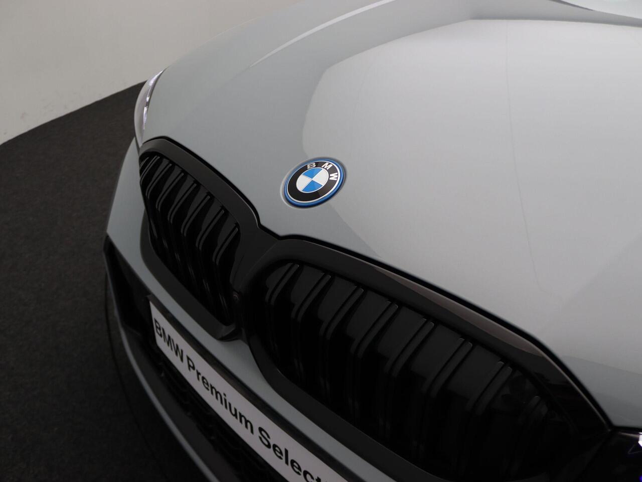 BMW 3-SERIE Sedan 330e M Sportpakket Pro | Innovation Pack | Comfort Pack | Trekhaak | Schuifdak | Driving Assistant | Parking Assistant Plus | 19''