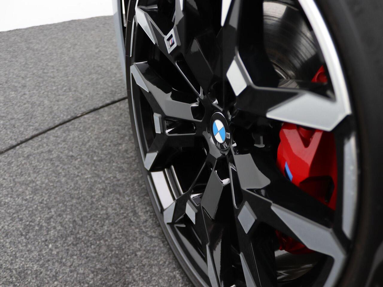 BMW 3-SERIE Sedan 330e M Sportpakket Pro | Innovation Pack | Comfort Pack | Trekhaak | Schuifdak | Driving Assistant | Parking Assistant Plus | 19''