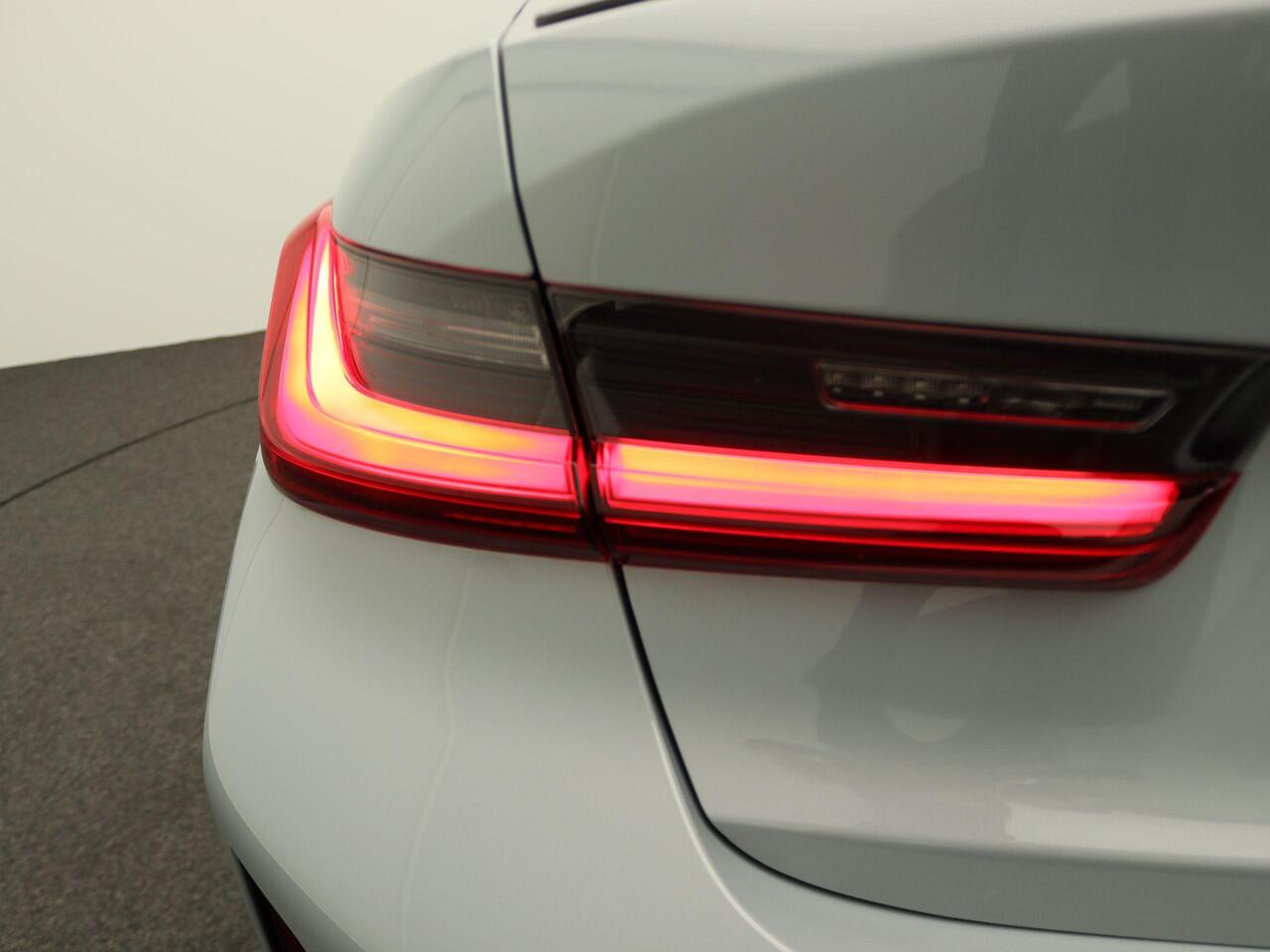 BMW 3-SERIE Sedan 330e M Sportpakket Pro | Innovation Pack | Comfort Pack | Trekhaak | Schuifdak | Driving Assistant | Parking Assistant Plus | 19''