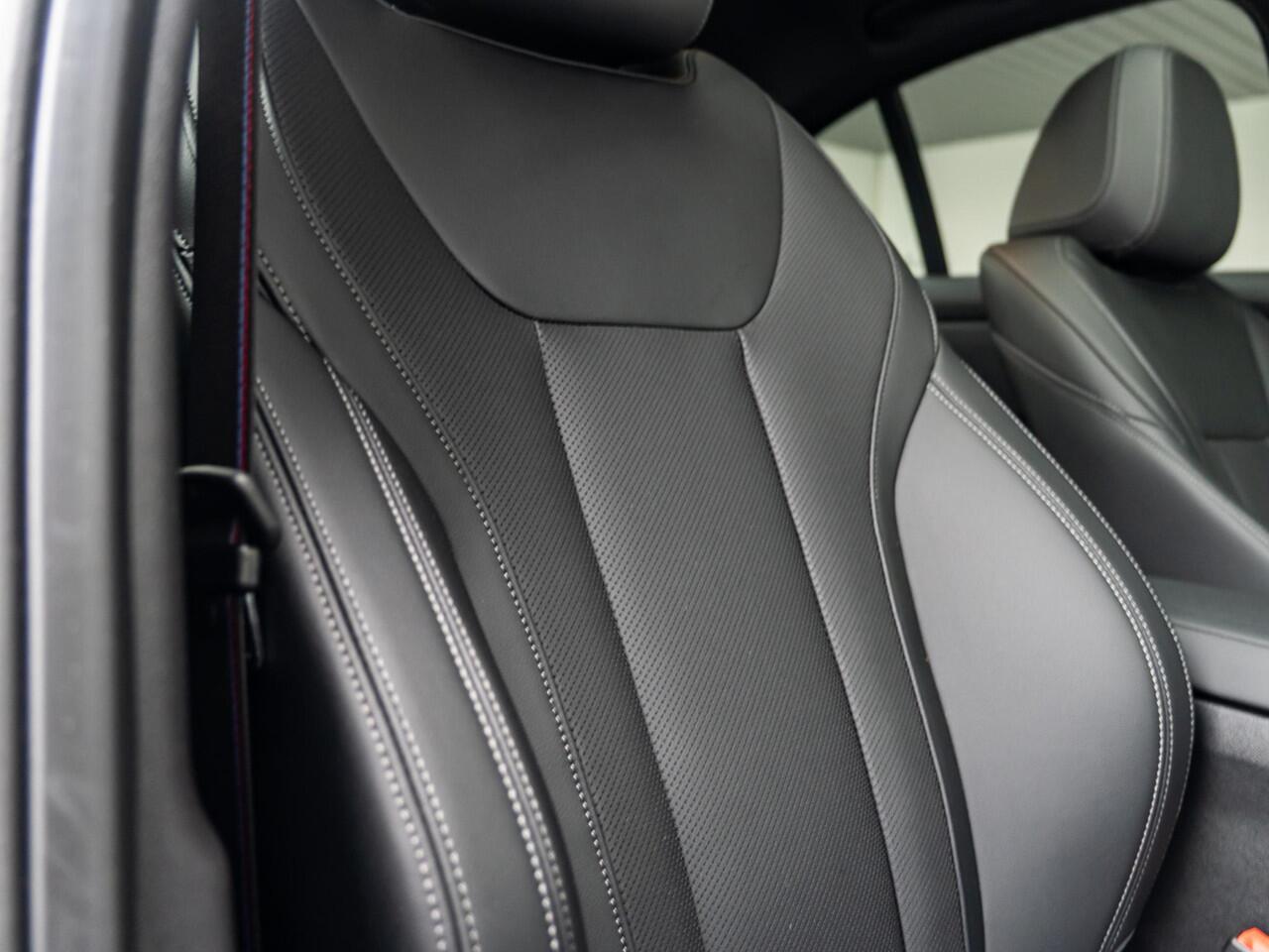 BMW 3-SERIE Sedan 330e | M Sportpakket Pro | Comfort Pack | Comfort Access | Achteruitrijcamera | Schuif-/kanteldak | Stoelverwarming | 19''