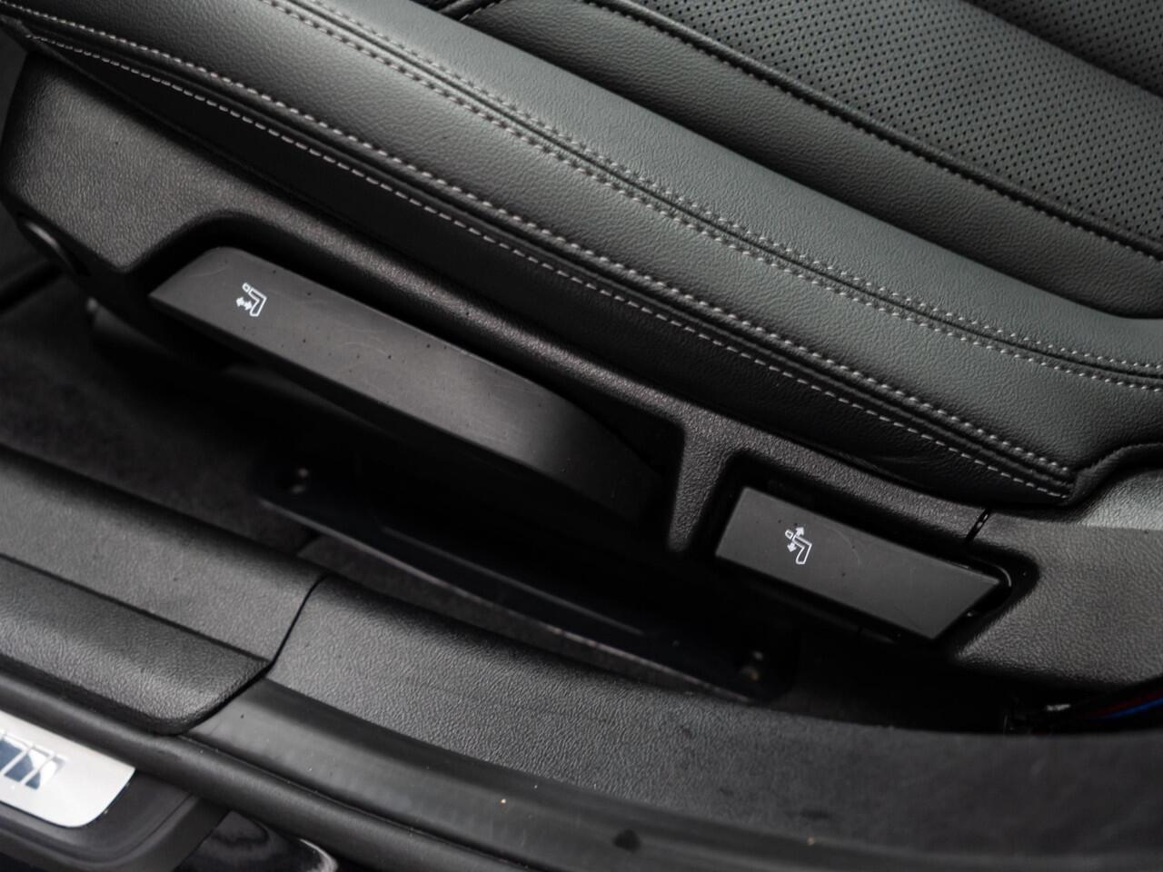 BMW 3-SERIE Sedan 330e | M Sportpakket Pro | Comfort Pack | Comfort Access | Achteruitrijcamera | Schuif-/kanteldak | Stoelverwarming | 19''