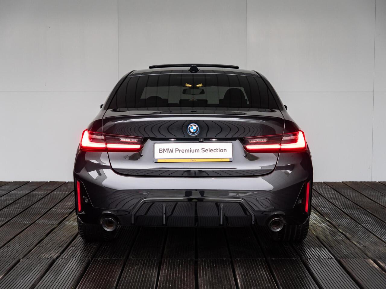 BMW 3-SERIE Sedan 330e | M Sportpakket Pro | Comfort Pack | Comfort Access | Achteruitrijcamera | Schuif-/kanteldak | Stoelverwarming | 19''