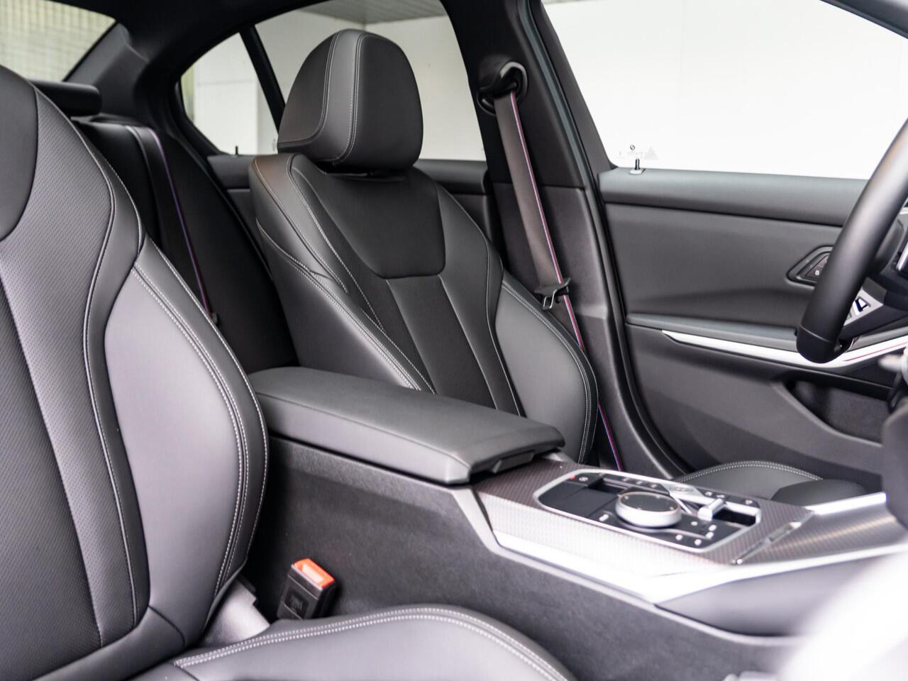 BMW 3-SERIE Sedan 330e | M Sportpakket Pro | Comfort Pack | Comfort Access | Achteruitrijcamera | Schuif-/kanteldak | Stoelverwarming | 19''