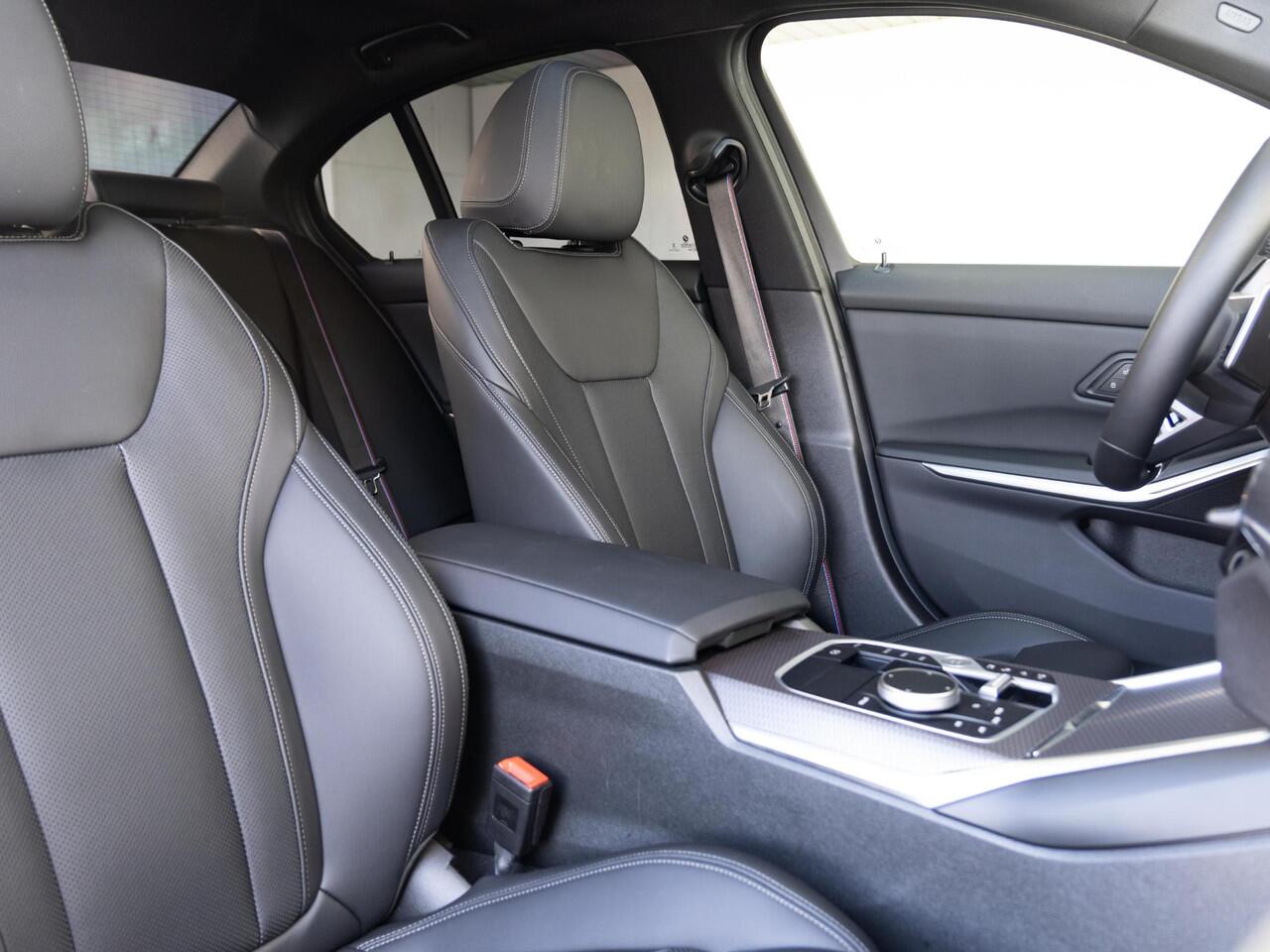 BMW 3-SERIE Sedan 330e | M Sportpakket Pro | Innovation Pack | Comfort Access | Schuif-/kanteldak | Stoelverwarming | Trekhaak