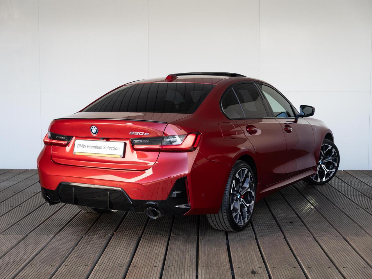 BMW 3-SERIE Sedan 330e | M Sportpakket Pro | Innovation Pack | Comfort Access | Schuif-/kanteldak | Stoelverwarming | Trekhaak