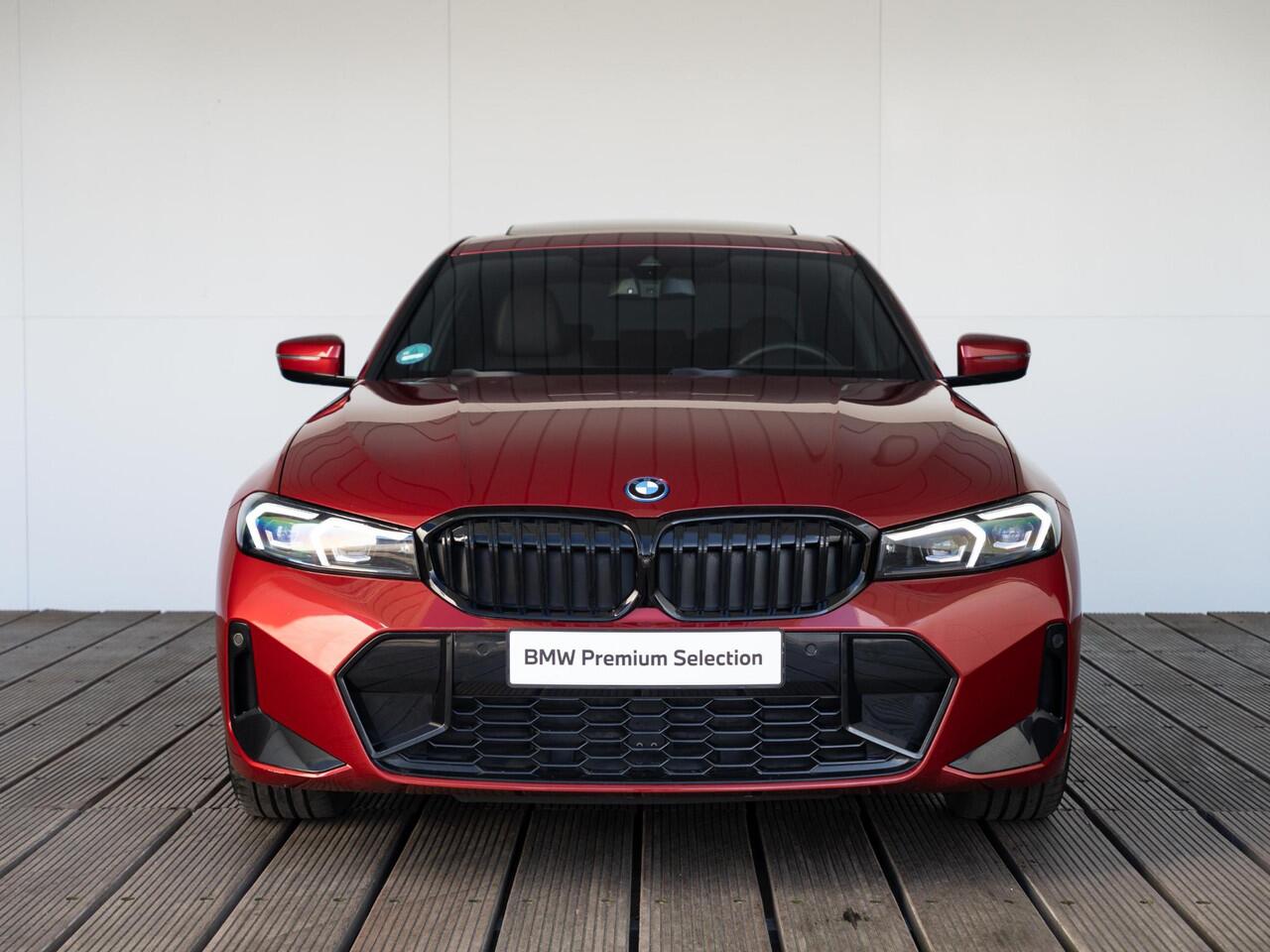 BMW 3-SERIE Sedan 330e | M Sportpakket Pro | Innovation Pack | Comfort Access | Schuif-/kanteldak | Stoelverwarming | Trekhaak