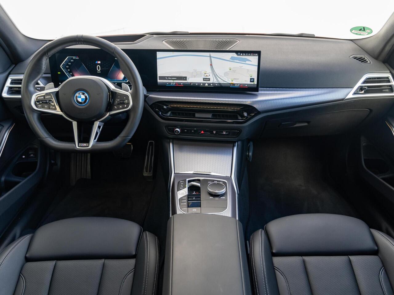 BMW 3-SERIE Sedan 330e | M Sportpakket Pro | Innovation Pack | Comfort Access | Schuif-/kanteldak | Stoelverwarming | Trekhaak