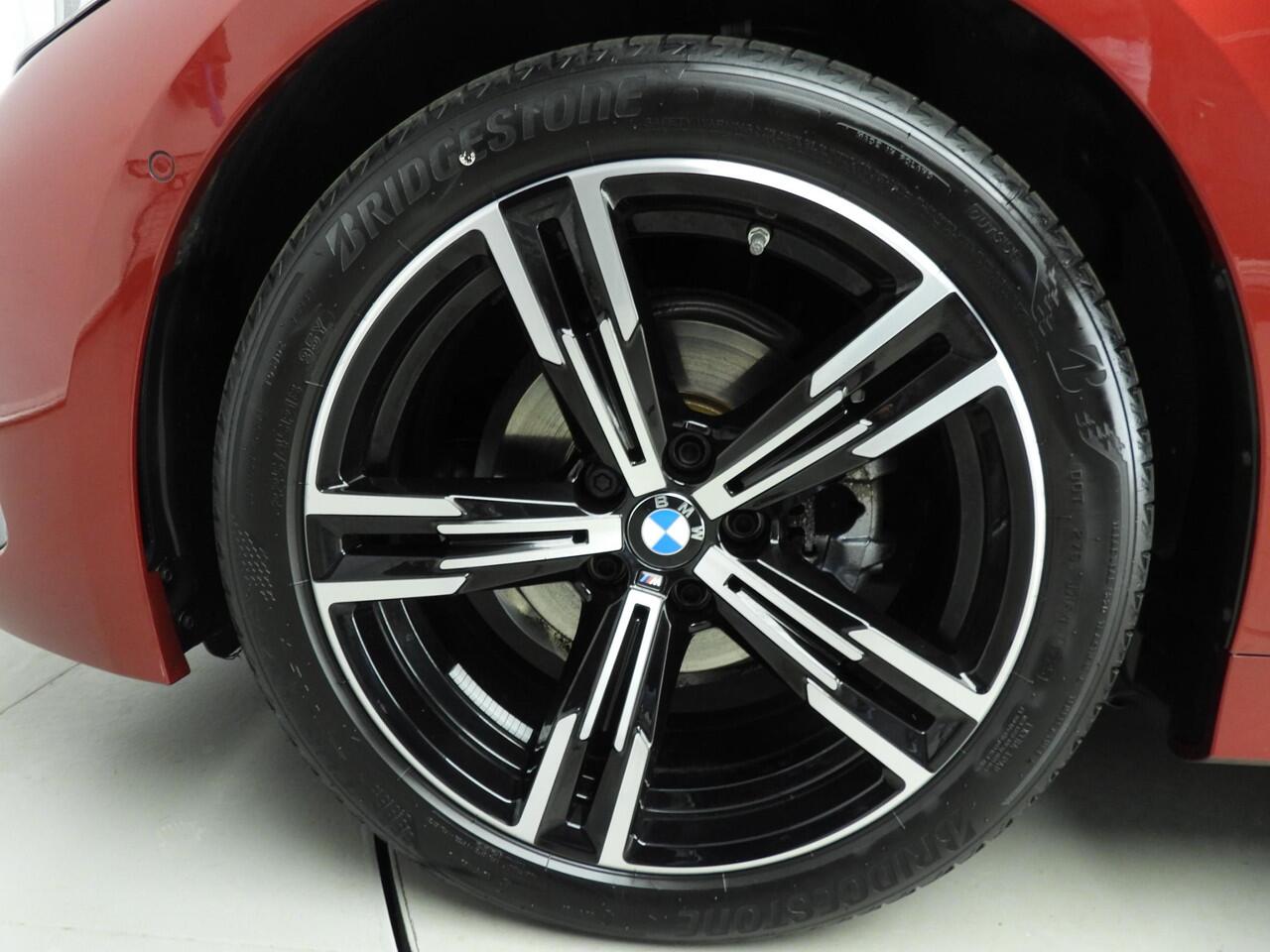 BMW 3-SERIE Touring 318i | M-Sportpakket | LED | Navigatoe | Schuifdak | Trekhaak | Stoelverwarming | DAB | Alu 18 inch