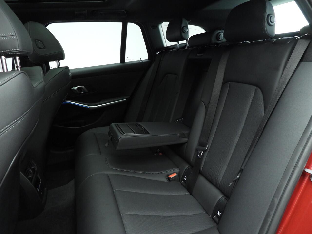 BMW 3-SERIE Touring 318i | M-Sportpakket | LED | Navigatoe | Schuifdak | Trekhaak | Stoelverwarming | DAB | Alu 18 inch