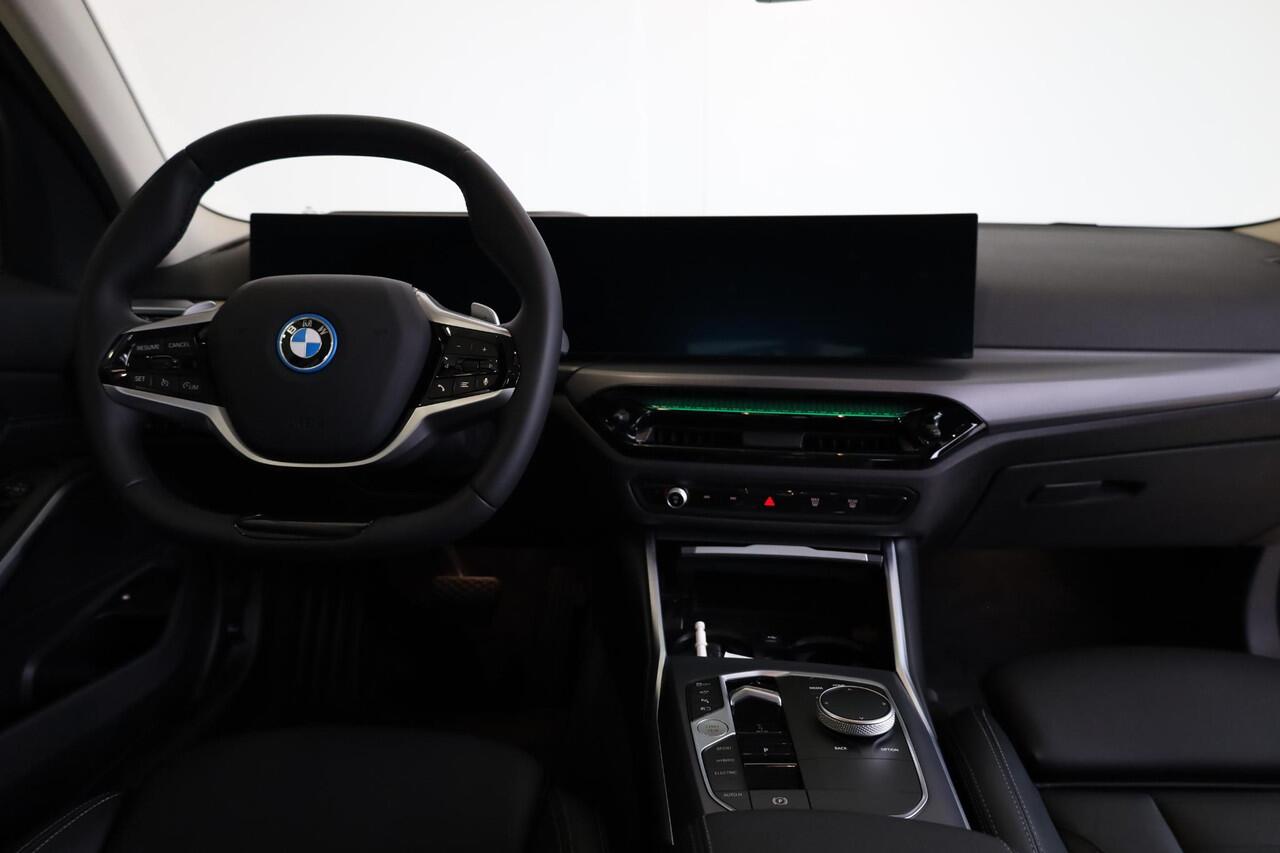 BMW 3-SERIE Sedan 330e | M Sportpakket | Panorama Dak | Stoelverwarming