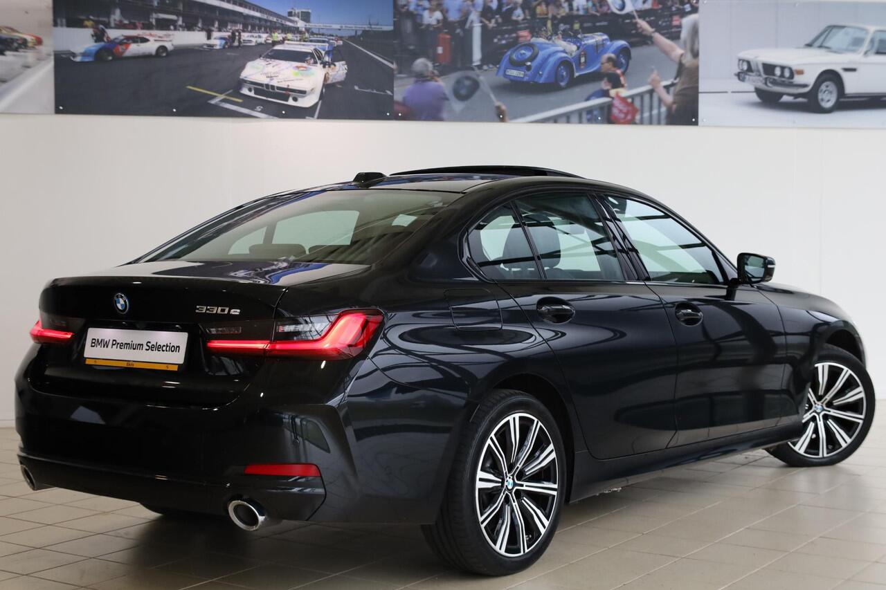 BMW 3-SERIE Sedan 330e | M Sportpakket | Panorama Dak | Stoelverwarming