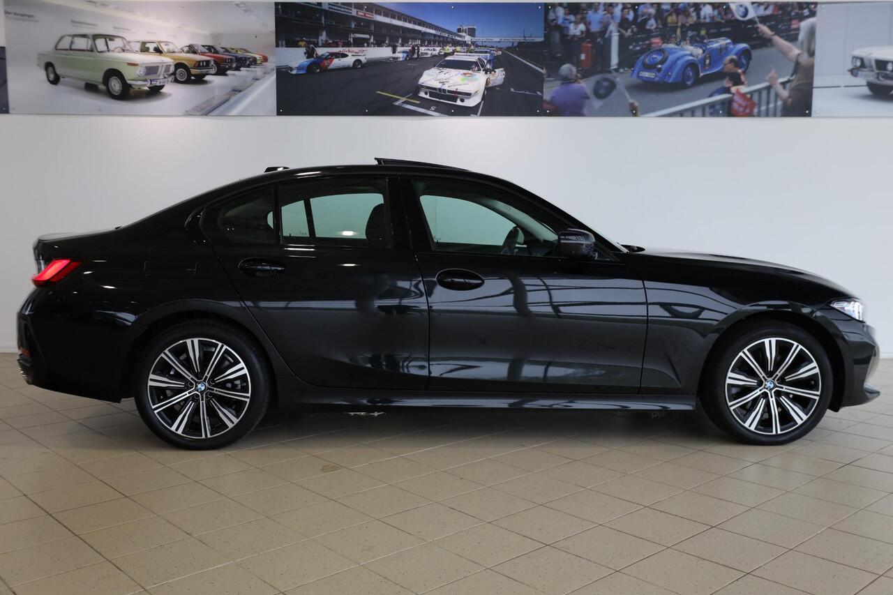 BMW 3-SERIE Sedan 330e | M Sportpakket | Panorama Dak | Stoelverwarming