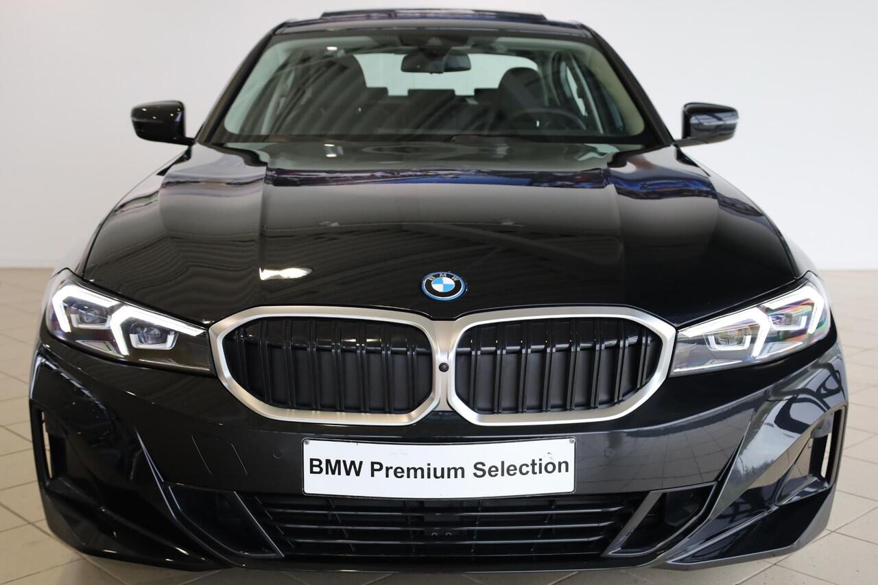 BMW 3-SERIE Sedan 330e | M Sportpakket | Panorama Dak | Stoelverwarming