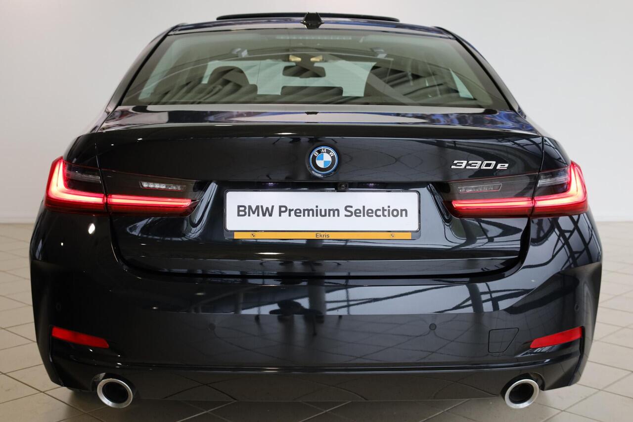 BMW 3-SERIE Sedan 330e | M Sportpakket | Panorama Dak | Stoelverwarming