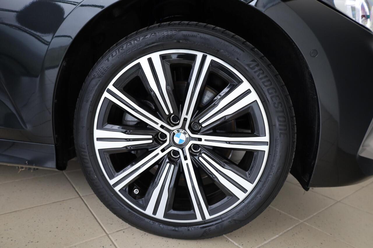 BMW 3-SERIE Sedan 330e | M Sportpakket | Panorama Dak | Stoelverwarming