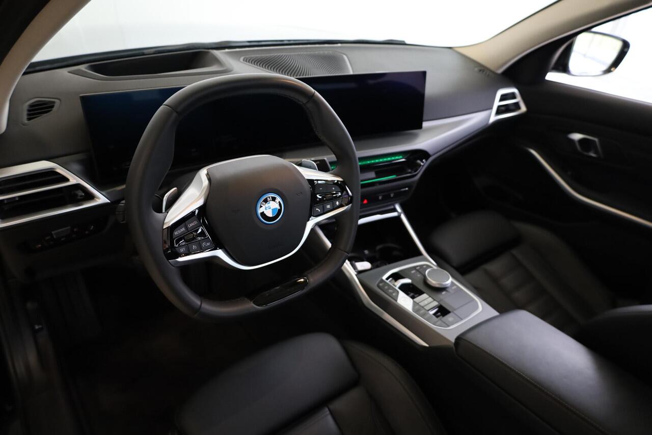 BMW 3-SERIE Sedan 330e | M Sportpakket | Panorama Dak | Stoelverwarming