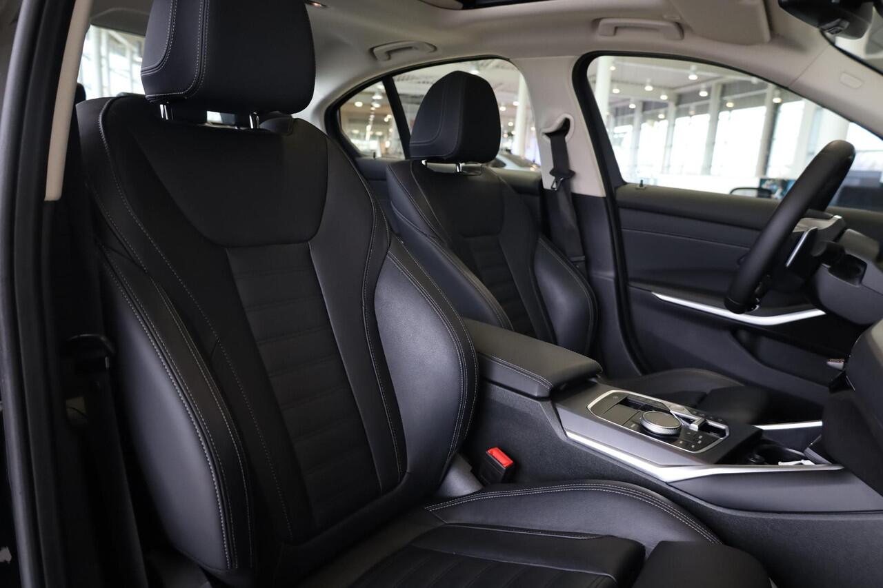 BMW 3-SERIE Sedan 330e | M Sportpakket | Panorama Dak | Stoelverwarming