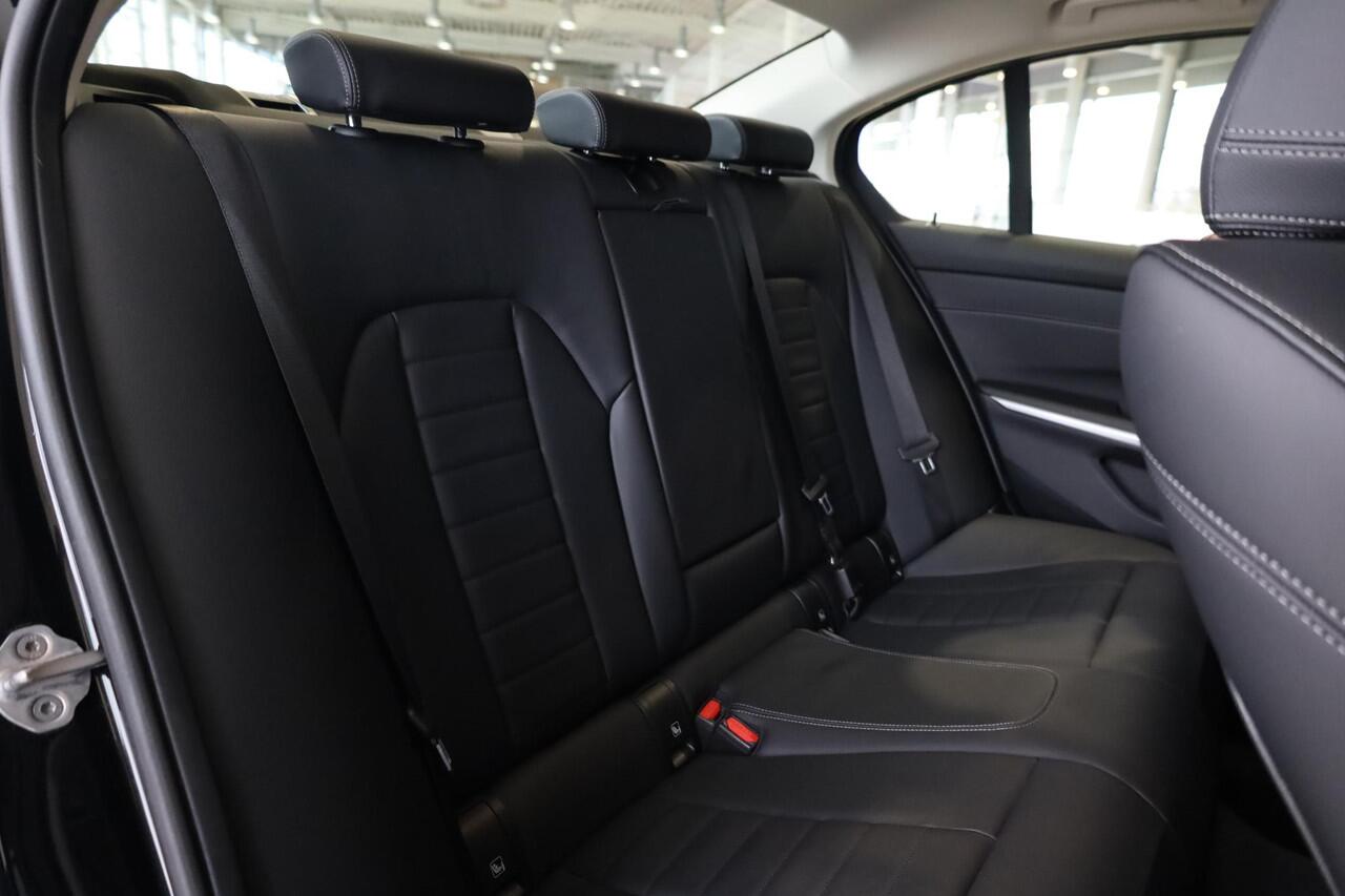 BMW 3-SERIE Sedan 330e | M Sportpakket | Panorama Dak | Stoelverwarming