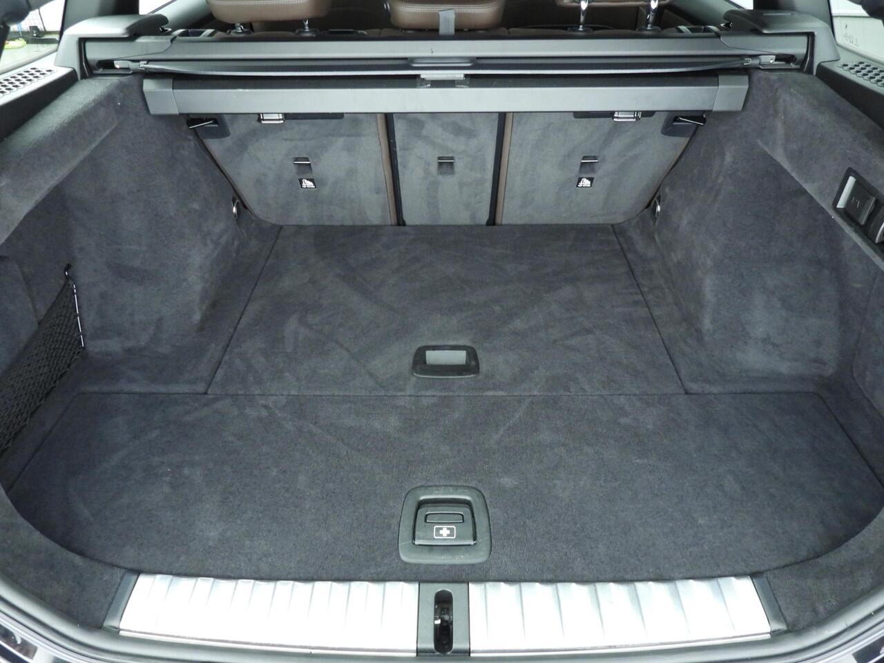 BMW 3-SERIE Touring 320i | M-Sportpakket | LED | Leder | Navigatie | Schuifdak | Trekhaak | Stoelverwarming | DAB | Alu 19 inch