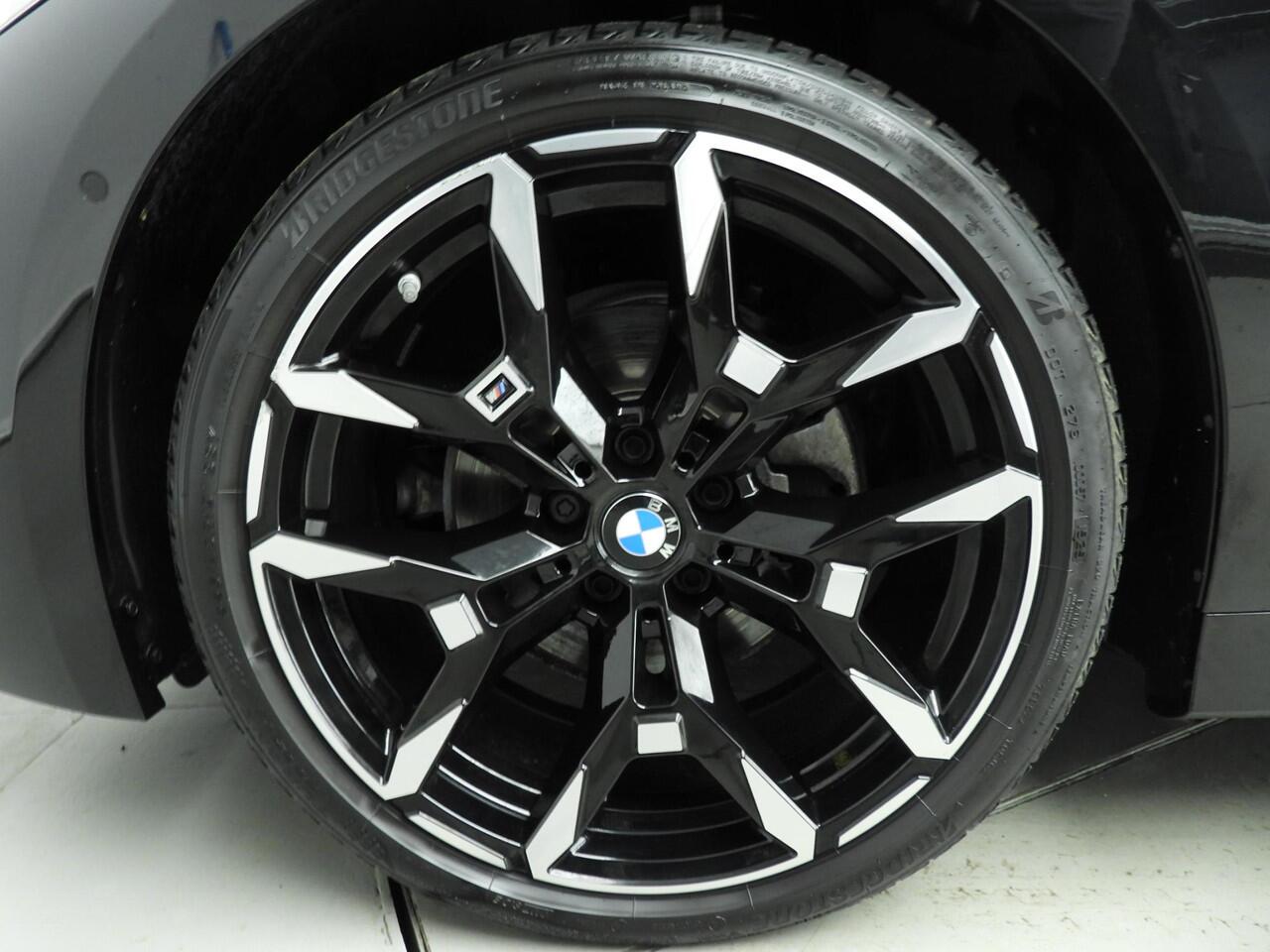 BMW 3-SERIE Touring 320i | M-Sportpakket | LED | Leder | Navigatie | Schuifdak | Trekhaak | Stoelverwarming | DAB | Alu 19 inch