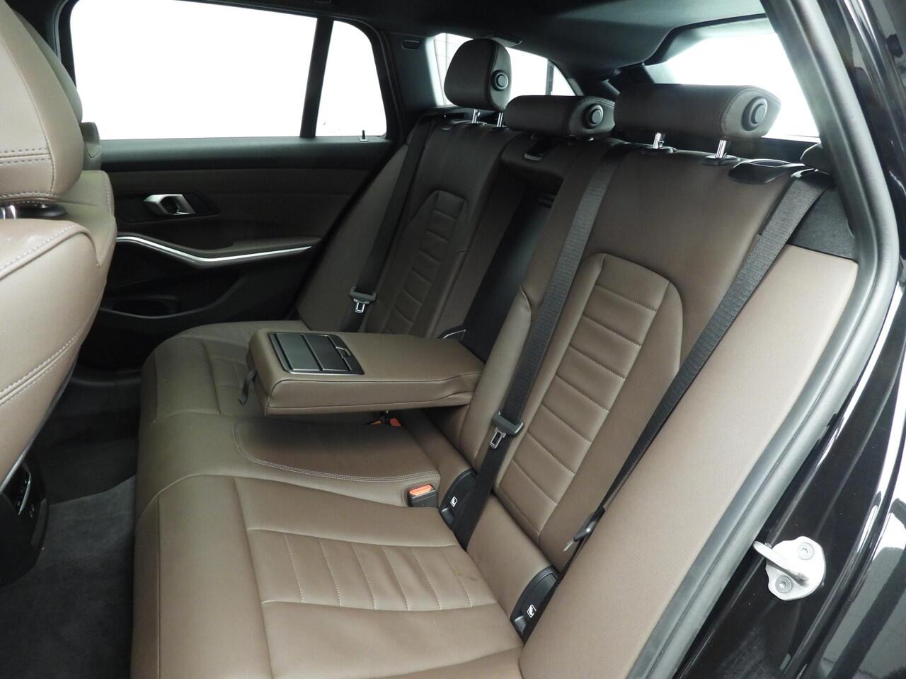 BMW 3-SERIE Touring 320i | M-Sportpakket | LED | Leder | Navigatie | Schuifdak | Trekhaak | Stoelverwarming | DAB | Alu 19 inch