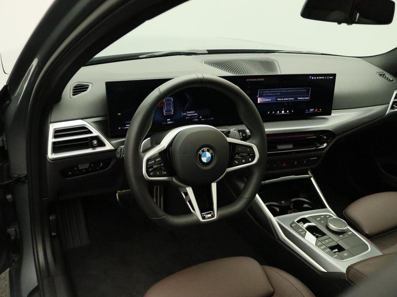 BMW 3-SERIE Touring 318i M Sportpakket | Trekhaak | Achteruitrijcamera | Panoramadak | Parking Assistant | DAB | 19''