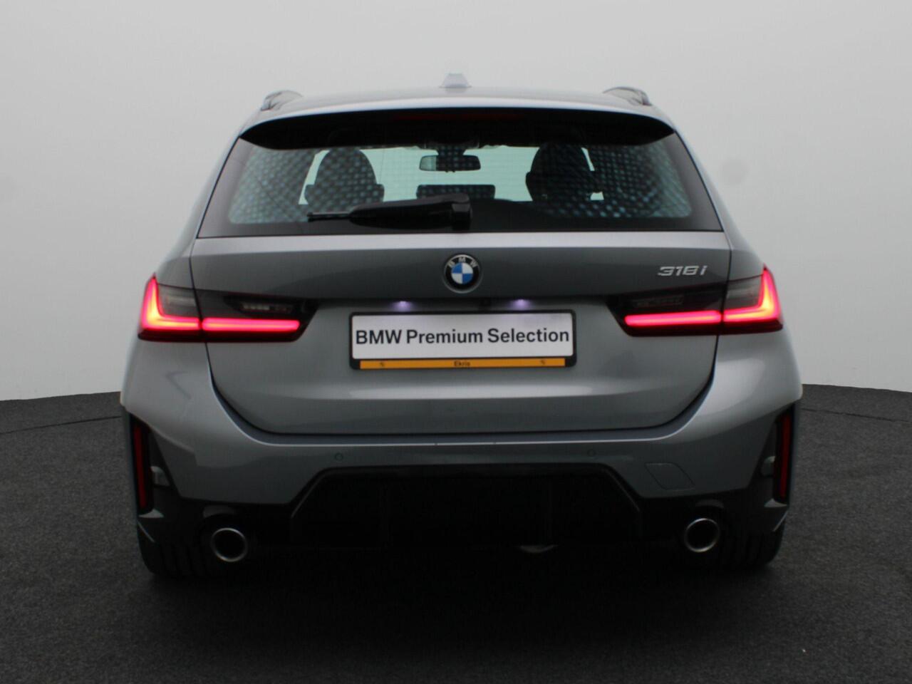 BMW 3-SERIE Touring 318i M Sportpakket | Trekhaak | Achteruitrijcamera | Panoramadak | Parking Assistant | DAB | 19''