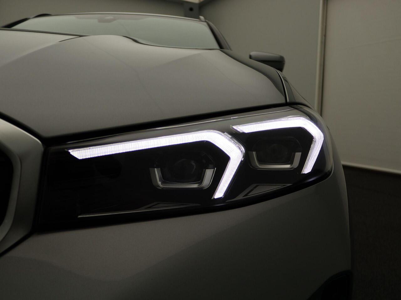 BMW 3-SERIE Touring 318i M Sportpakket | Trekhaak | Achteruitrijcamera | Panoramadak | Parking Assistant | DAB | 19''