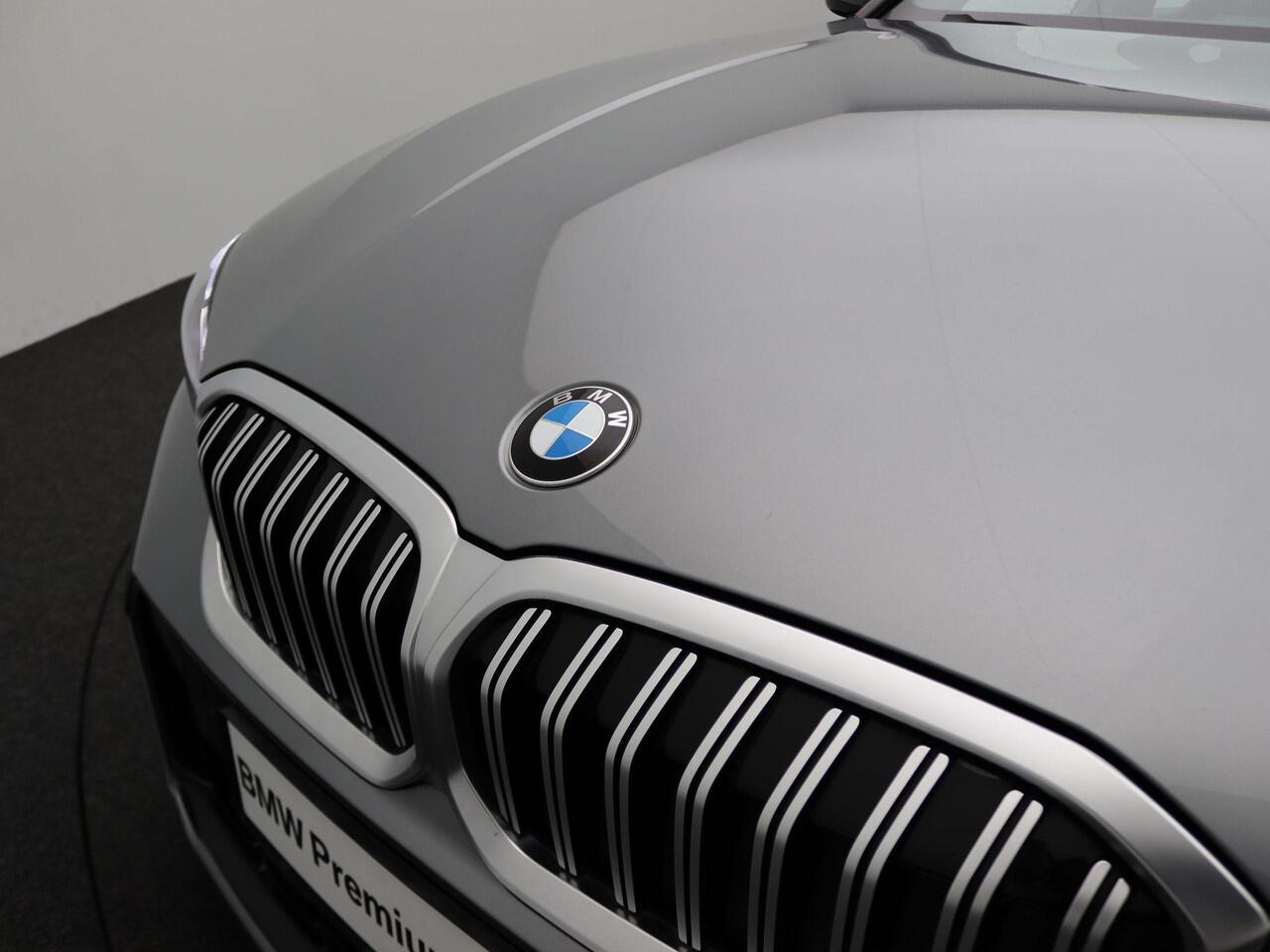 BMW 3-SERIE Touring 318i M Sportpakket | Trekhaak | Achteruitrijcamera | Panoramadak | Parking Assistant | DAB | 19''