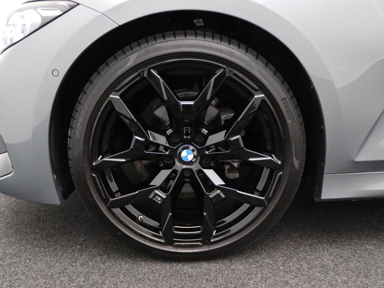 BMW 3-SERIE Touring 318i M Sportpakket | Trekhaak | Achteruitrijcamera | Panoramadak | Parking Assistant | DAB | 19''