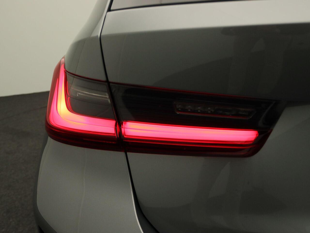 BMW 3-SERIE Touring 318i M Sportpakket | Trekhaak | Achteruitrijcamera | Panoramadak | Parking Assistant | DAB | 19''