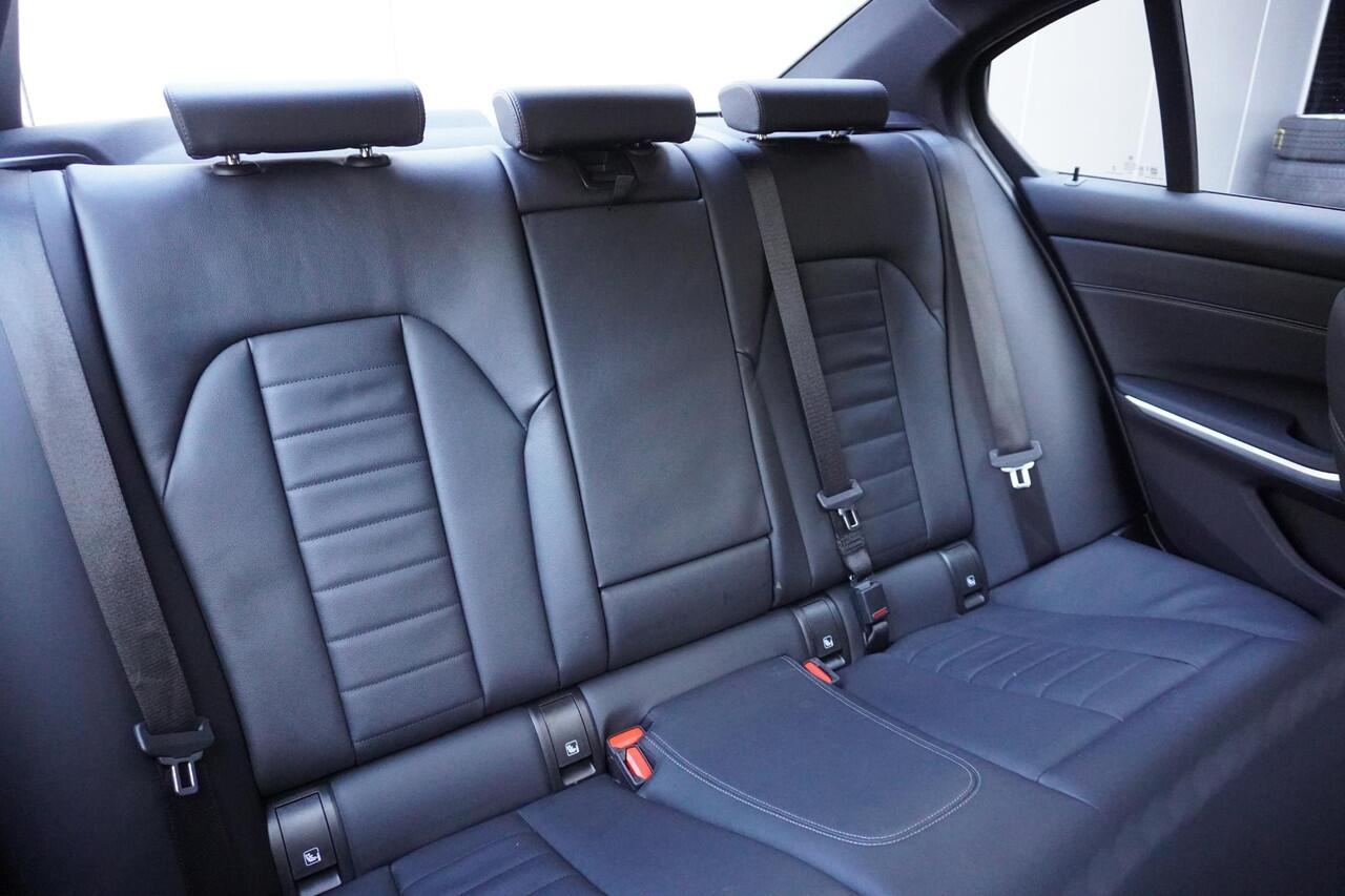 BMW 3-SERIE Sedan 318i M Sportpakket | Comfort Pack | Elektrisch bediend glazen schuif-/kanteldak | Achteruitrijcamera | Elektrisch verwarmde voorstoelen