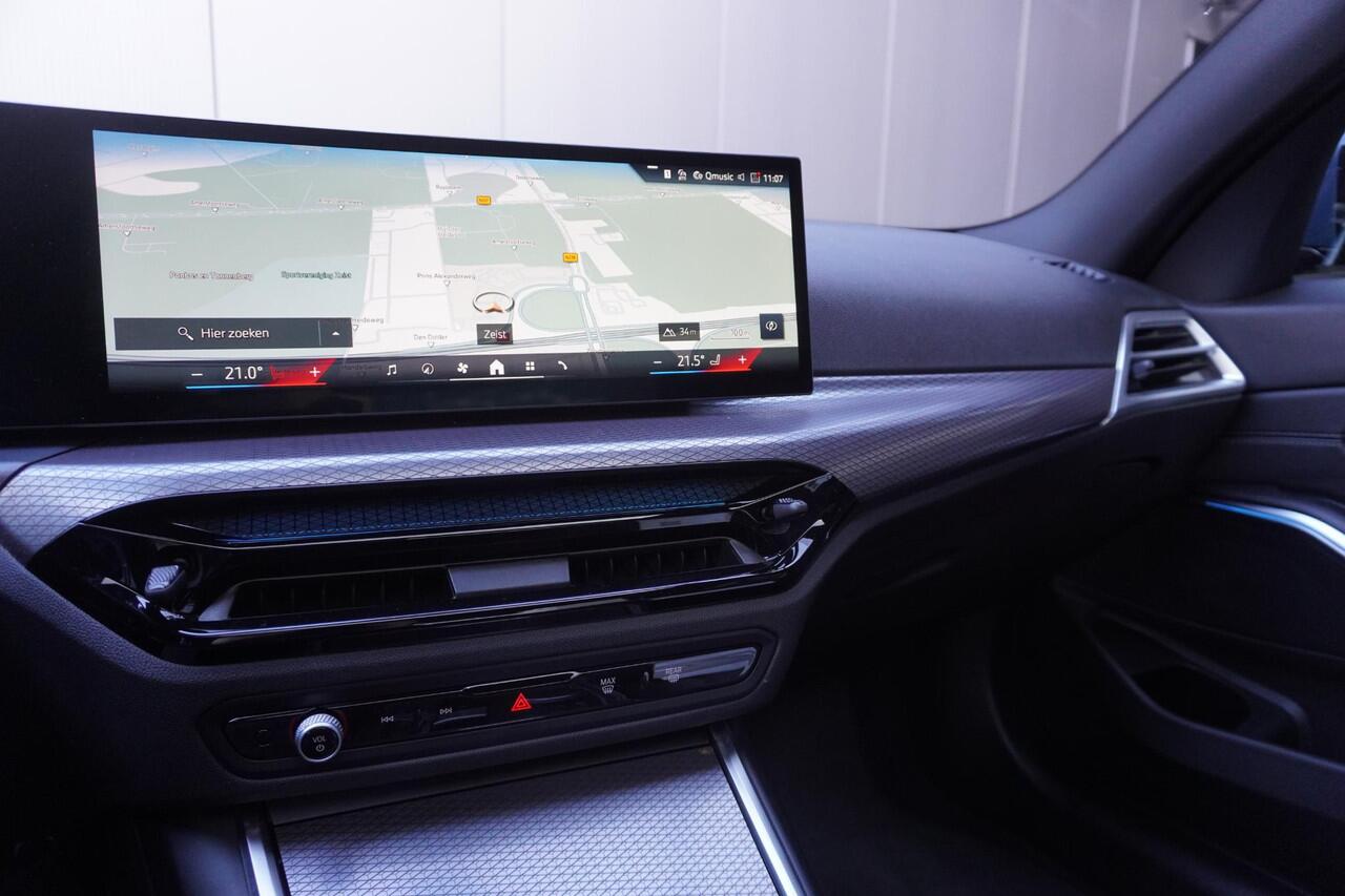 BMW 3-SERIE Sedan 318i M Sportpakket | Comfort Pack | Elektrisch bediend glazen schuif-/kanteldak | Achteruitrijcamera | Elektrisch verwarmde voorstoelen