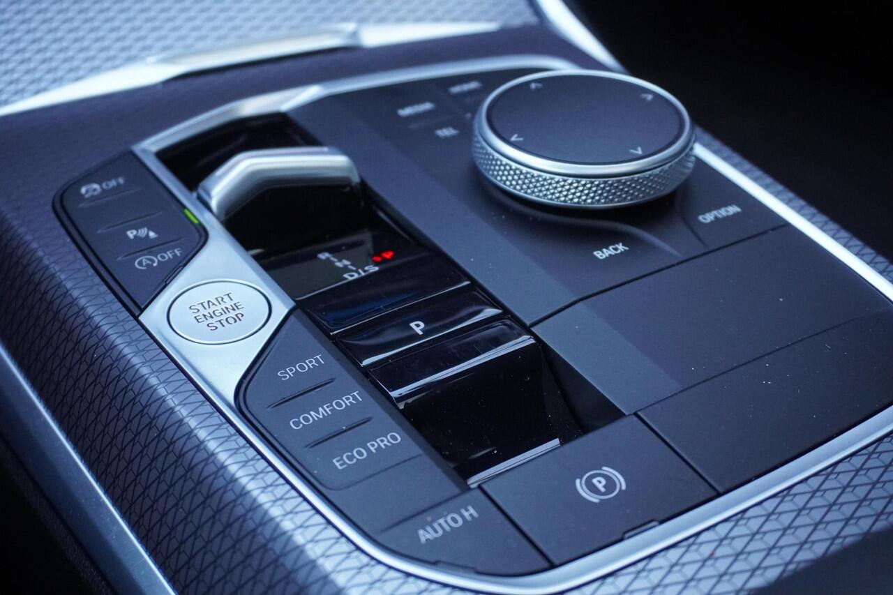 BMW 3-SERIE Sedan 318i M Sportpakket | Comfort Pack | Elektrisch bediend glazen schuif-/kanteldak | Achteruitrijcamera | Elektrisch verwarmde voorstoelen