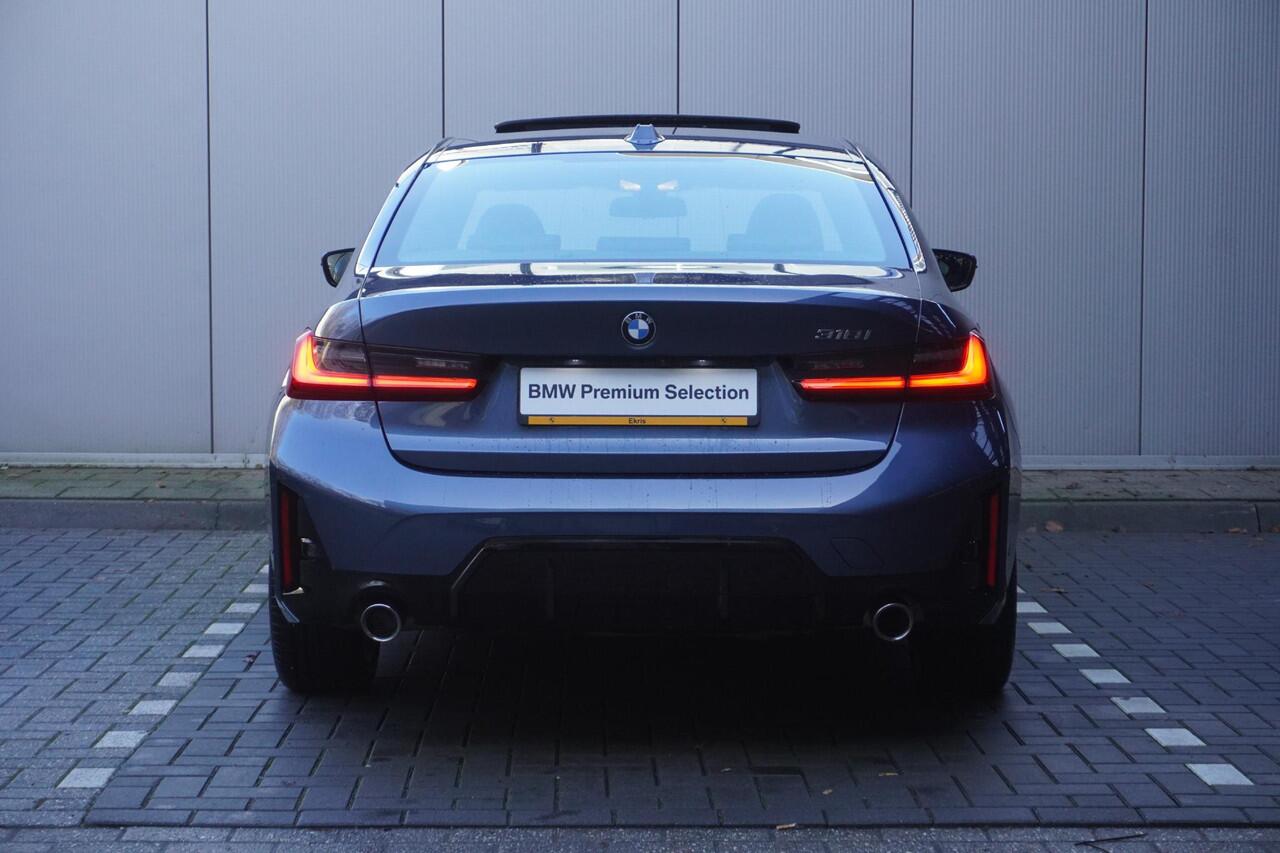 BMW 3-SERIE Sedan 318i M Sportpakket | Comfort Pack | Elektrisch bediend glazen schuif-/kanteldak | Achteruitrijcamera | Elektrisch verwarmde voorstoelen