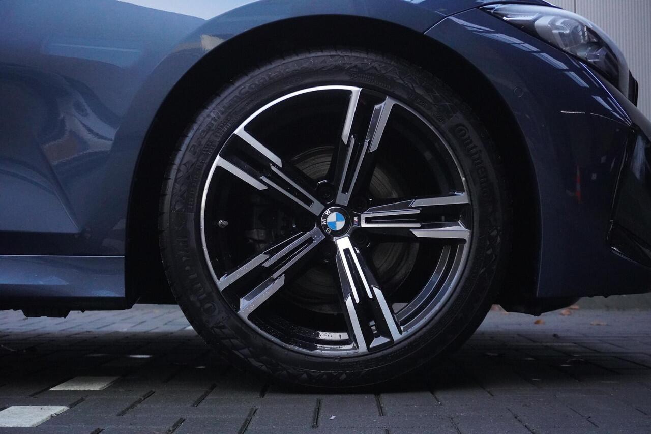 BMW 3-SERIE Sedan 318i M Sportpakket | Comfort Pack | Elektrisch bediend glazen schuif-/kanteldak | Achteruitrijcamera | Elektrisch verwarmde voorstoelen