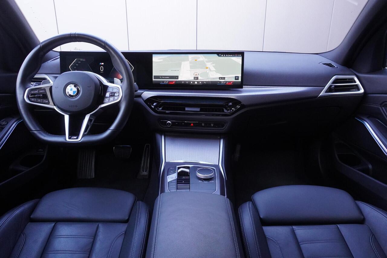 BMW 3-SERIE Sedan 318i M Sportpakket | Comfort Pack | Elektrisch bediend glazen schuif-/kanteldak | Achteruitrijcamera | Elektrisch verwarmde voorstoelen